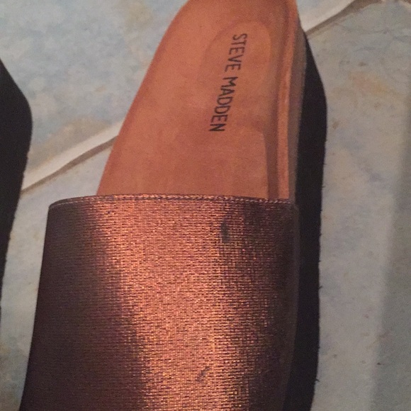 EUC Steve Madden 3” Gold Metallic Platform Slide - Picture 3 of 7